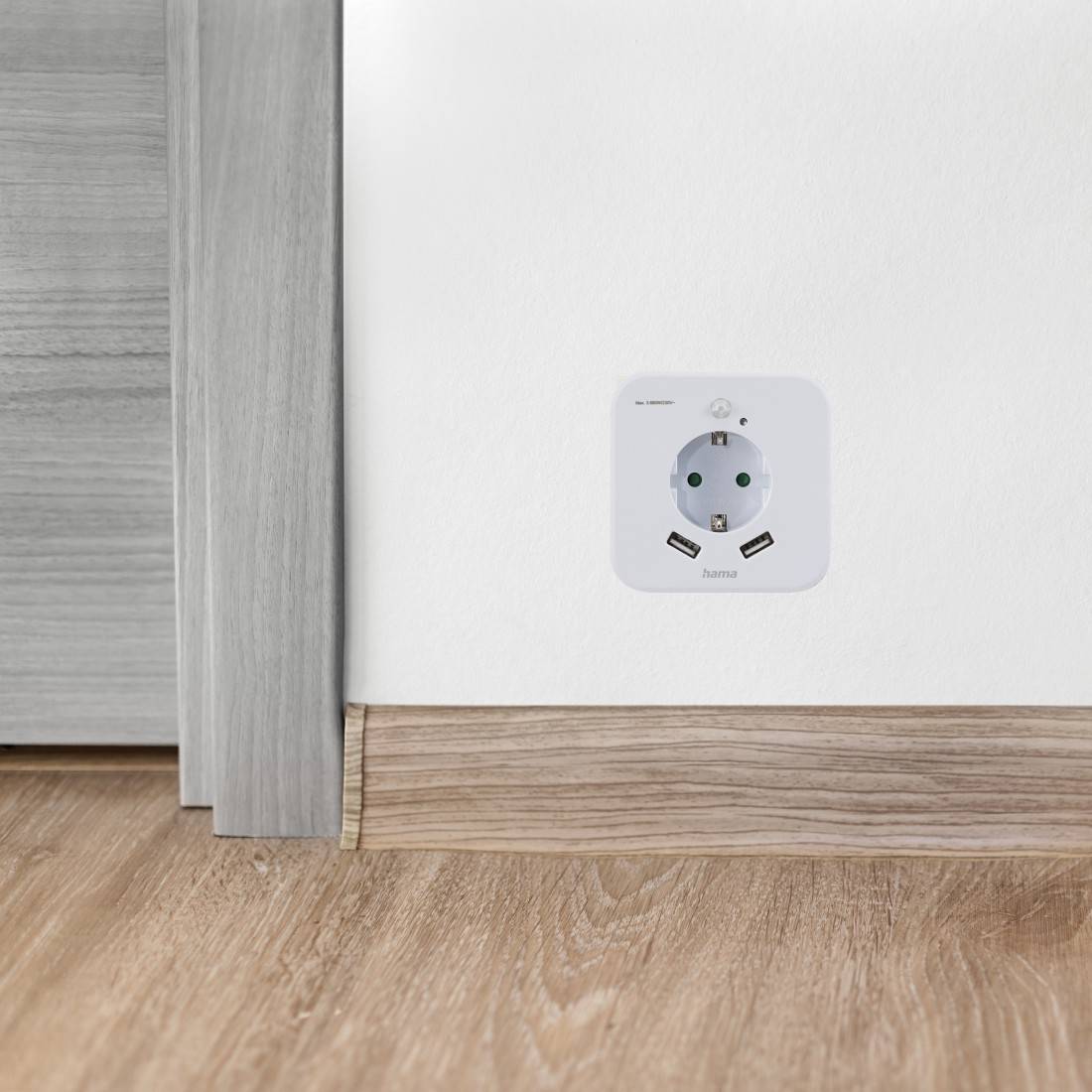 hama 00223498 LED-Nachtlicht mit Steckdose, 2 USB-Ausgänge, Bewegungs- und Lichtsensor