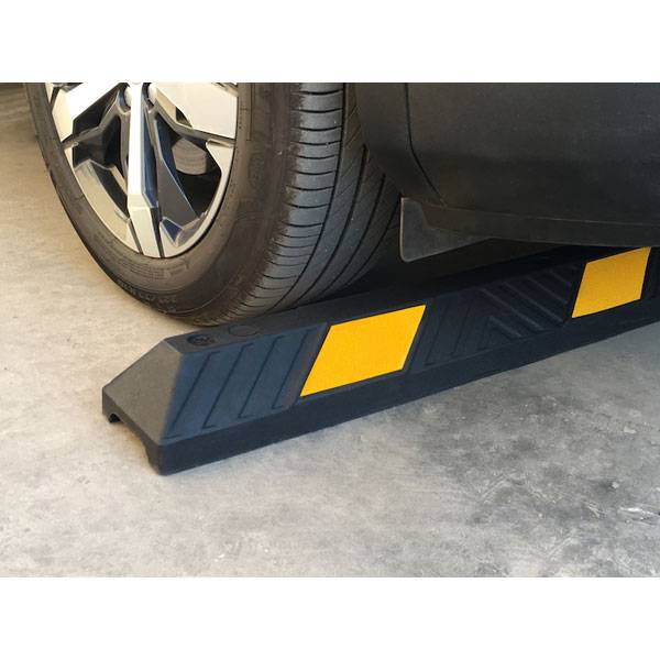 Parkplatzbegrenzung 1830 mm, Recylinggummi, gelbe Reflexstreifen