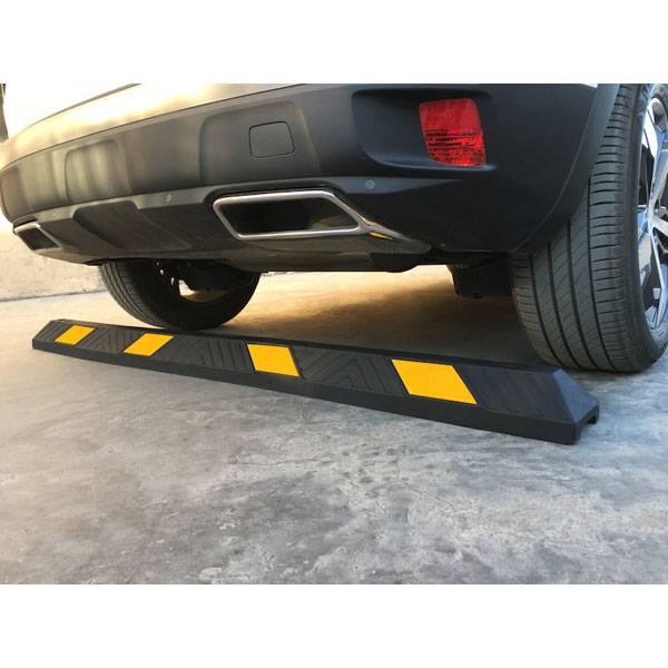 Parkplatzbegrenzung 1830 mm, Recylinggummi, gelbe Reflexstreifen