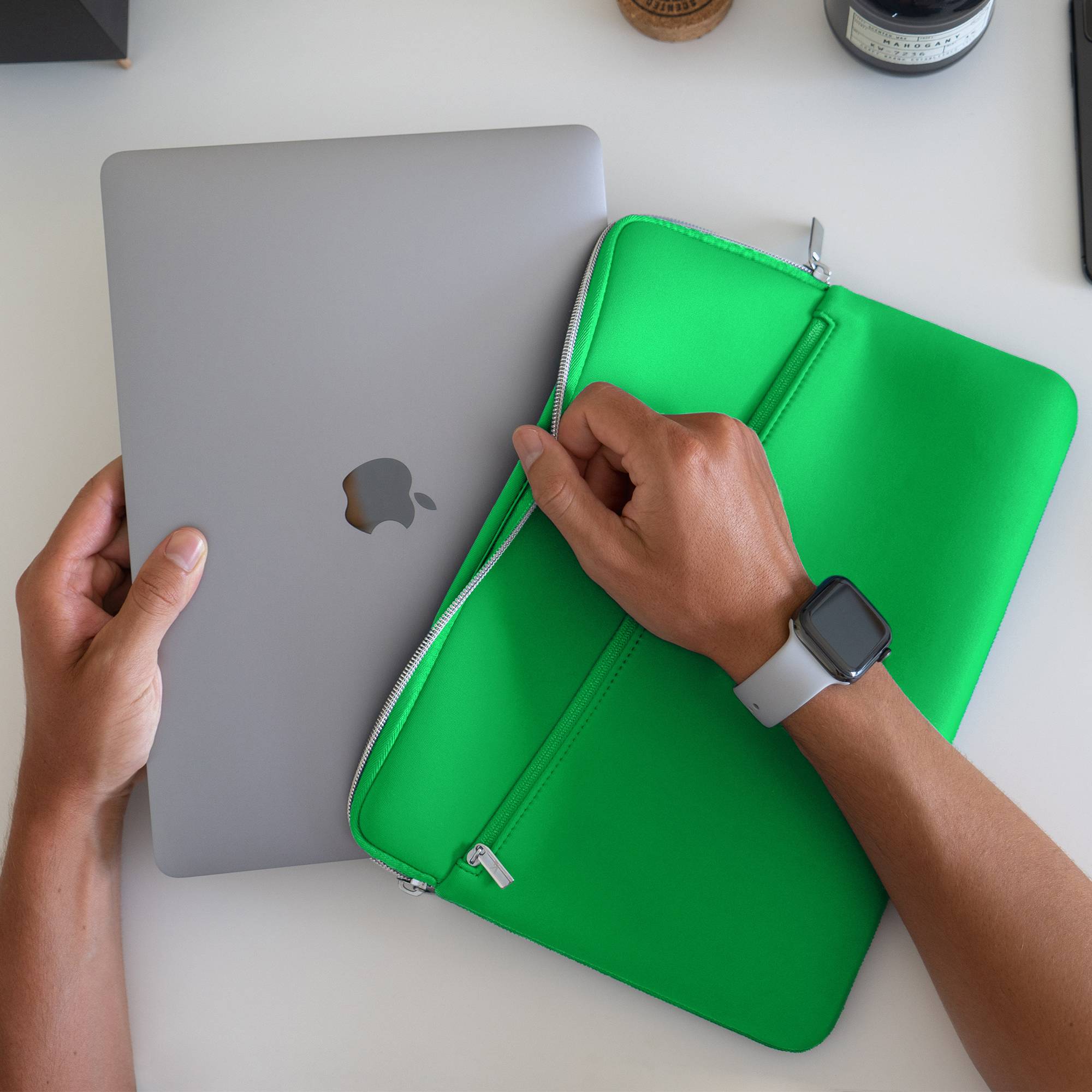 Artwizz Neoprene Sleeve PRO mit Zubehör-Fach für MacBook Air 13" (2018-2024) / Pro 13" (2016-2022), Grass Green