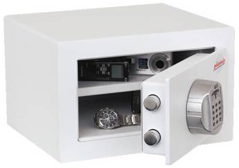 Ein weißer Tresor mit geöffneter Tür zeigt ein Fach mit einer Kamera, einer Armbanduhr und einem elektronischen Gerät.