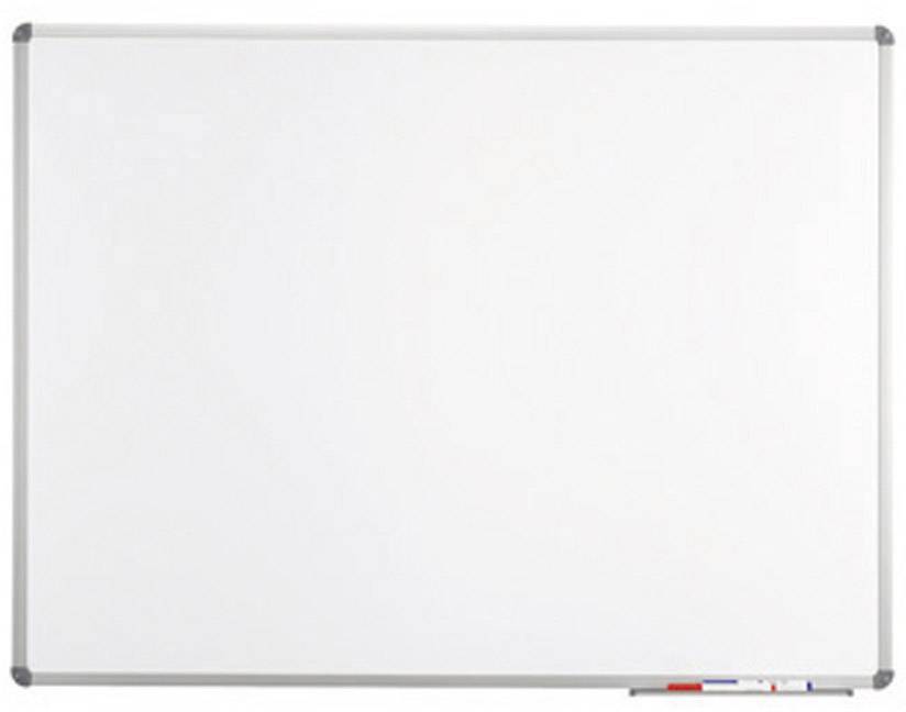 Ein leeres Whiteboard mit einem silbernen Rahmen. Unten rechts befinden sich vier farbige Marker in einer Halterung.