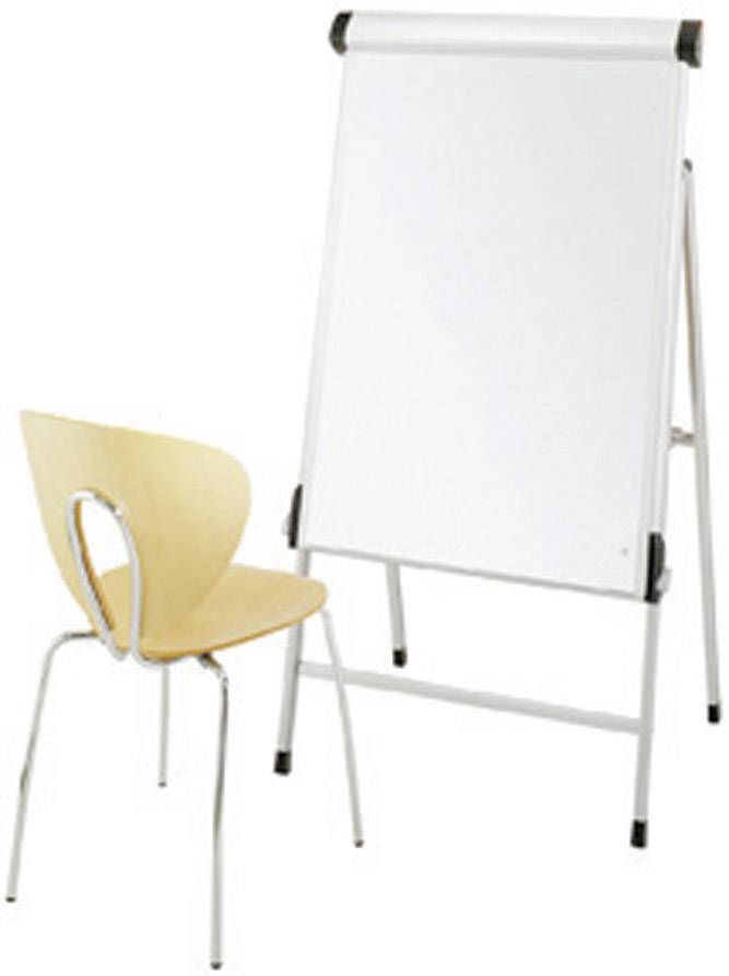 Ein leeres Flipchart steht neben einem schlichten Holzstuhl in einem Raum, bereit für Präsentationen oder Notizen.