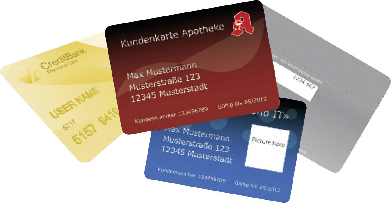 Mehrere Karten liegen überlappend: Kreditkarte, Kundenkarte einer Apotheke mit 'Max Mustermann', Namenskarten mit Platz für Bild.