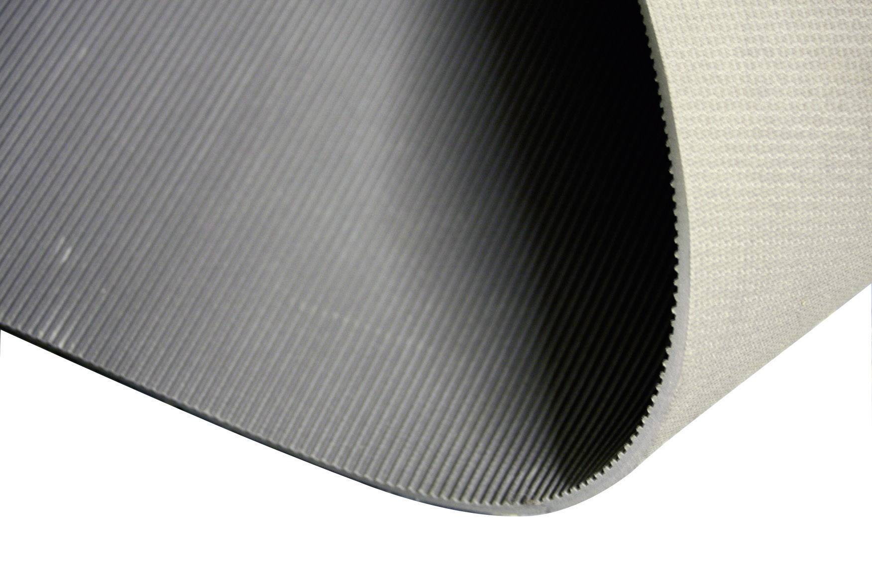 Eine detaillierte Nahaufnahme einer flexiblen, grauen und weißen strukturierten Matte, die in einer Kurve gebogen ist.
