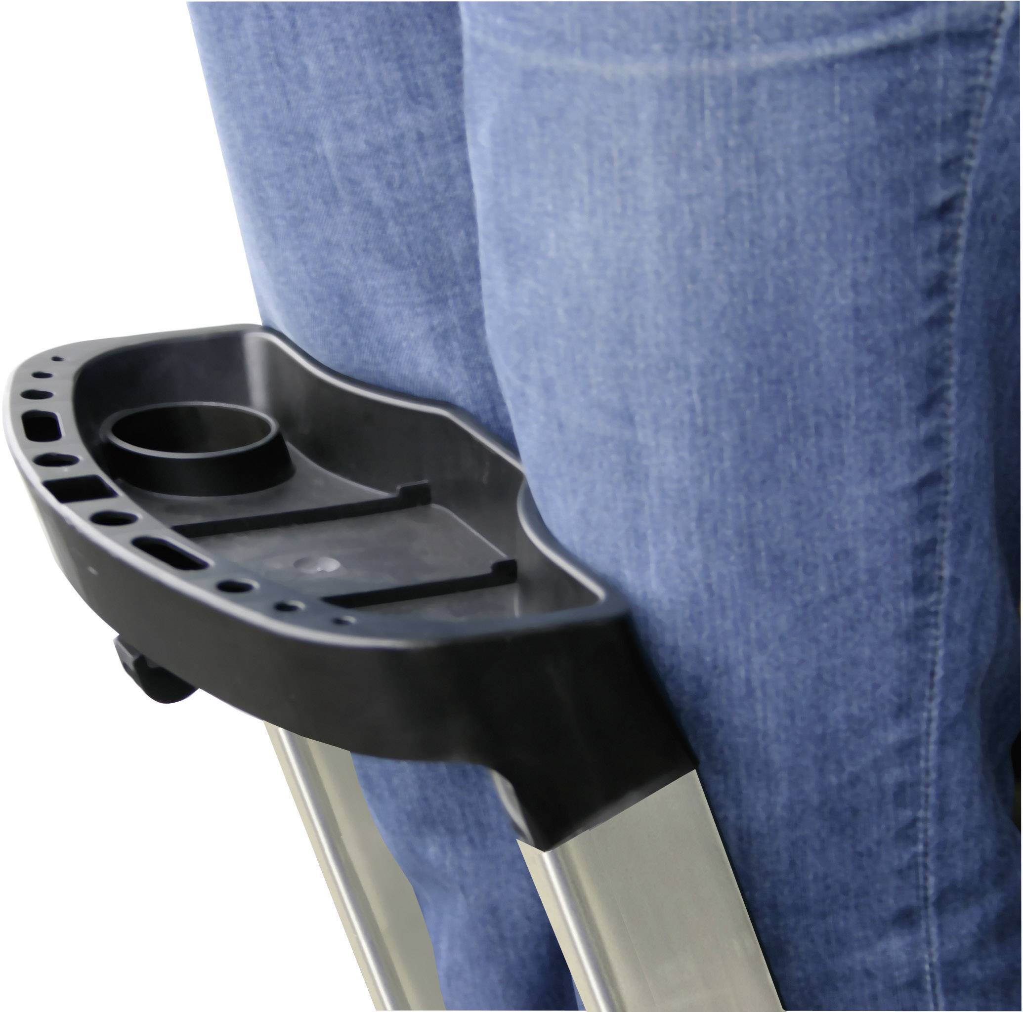 Ein Tablett mit Becherhalter ist an der Seite einer Leiter oder eines Stuhls befestigt vor einem Hintergrund aus Jeansstoff.