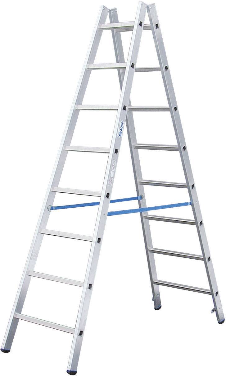 Eine Klappleiter aus Metall steht aufgeklappt. Sie hat dreizehn Sprossen und ist mit einem blauen Gurt zur Stabilität versehen.