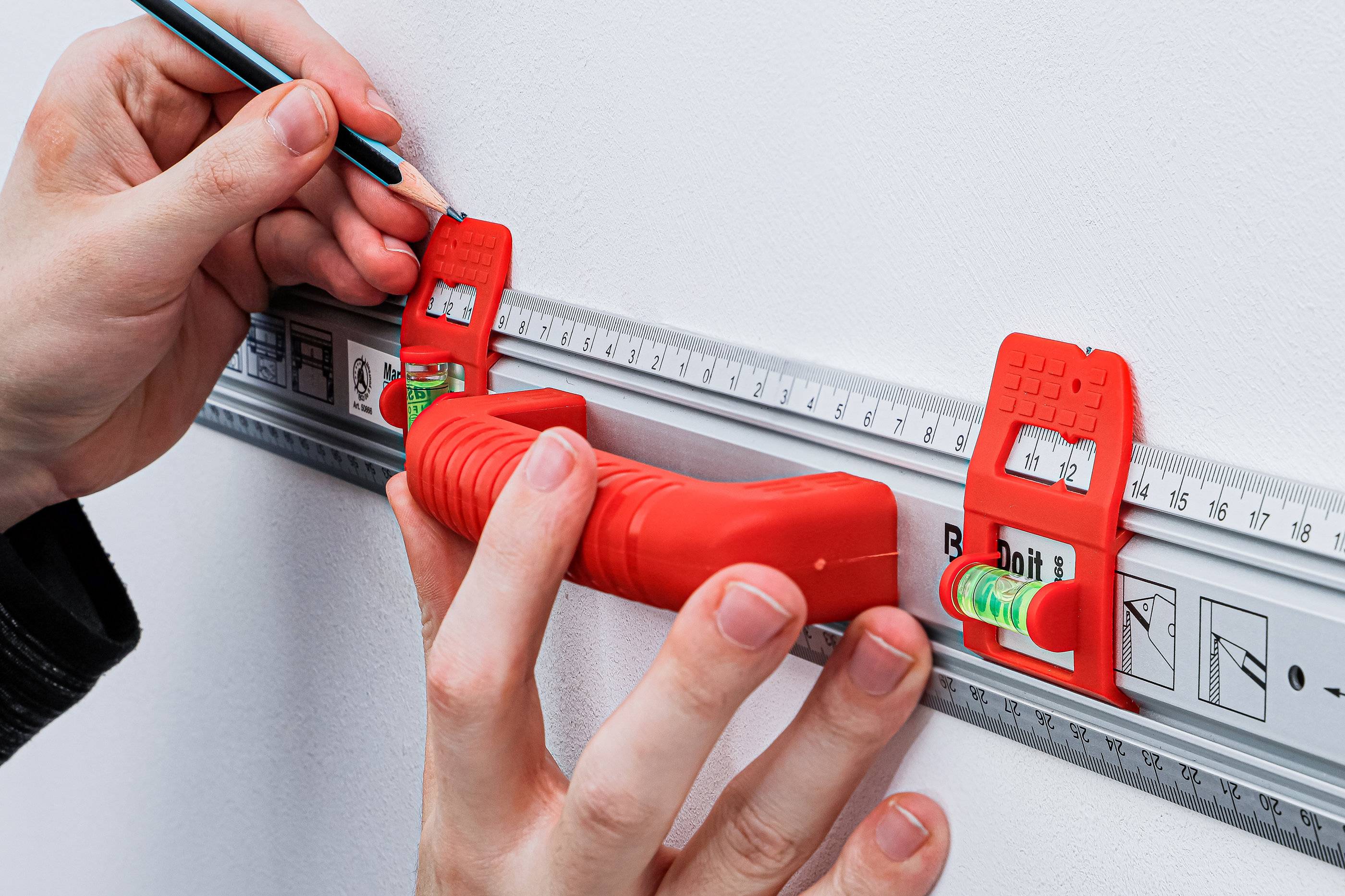 Schneid- und Markierlineal mit Griff und Wasserwaage 750 mm