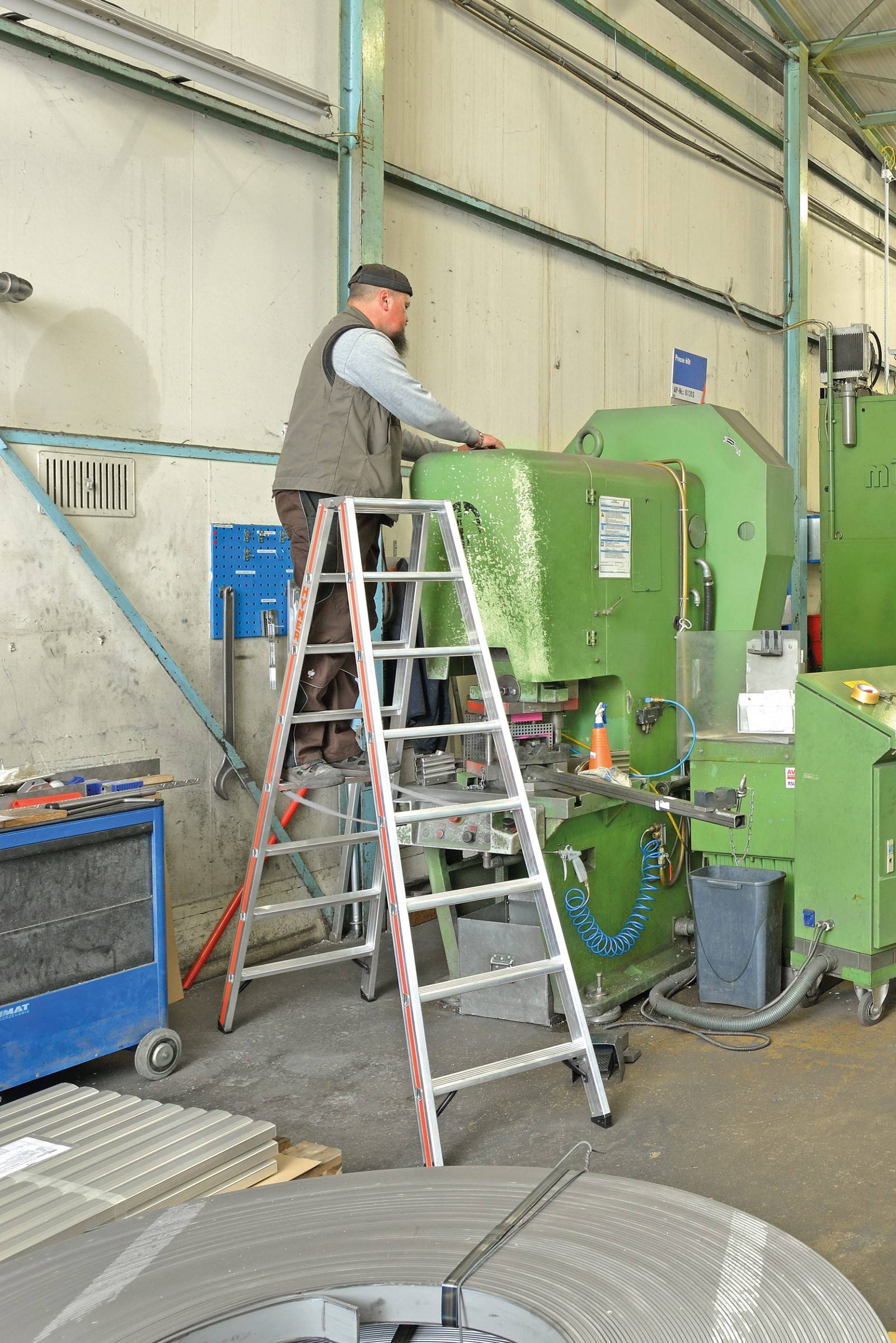 Hymer Stufenstehleiter mit Alu-Druckguss Gelenk 2x7 Stufen