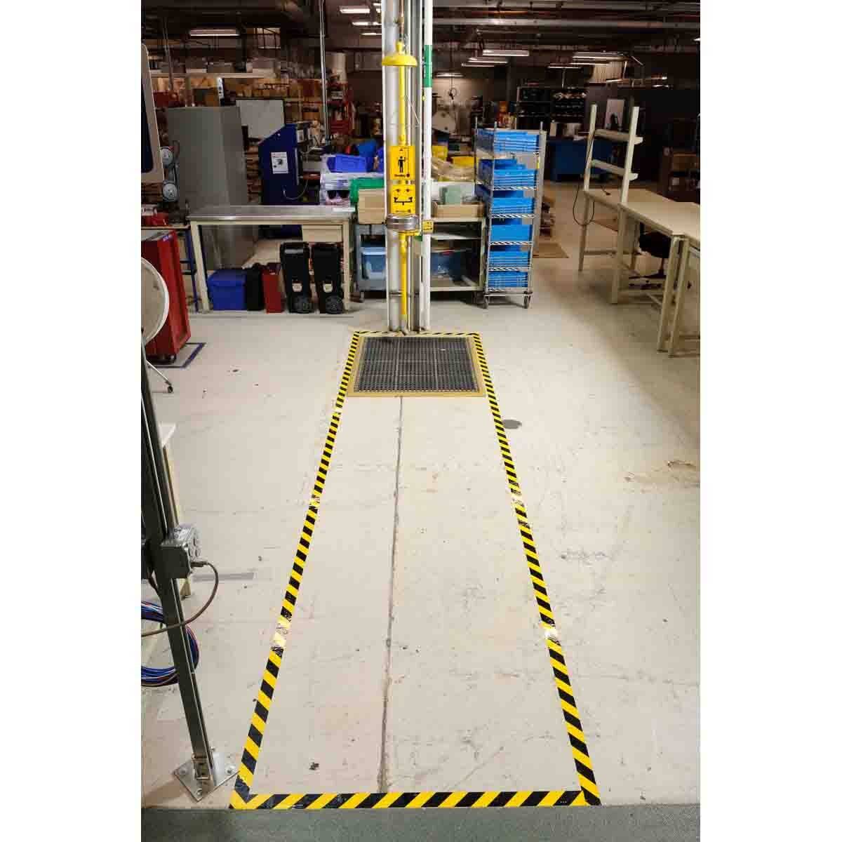 Bodenmarkierungsband, gestreift, extra stark klebend rückstandsfrei entfernbar, 101,6 mm x 30 m, 1 Rolle