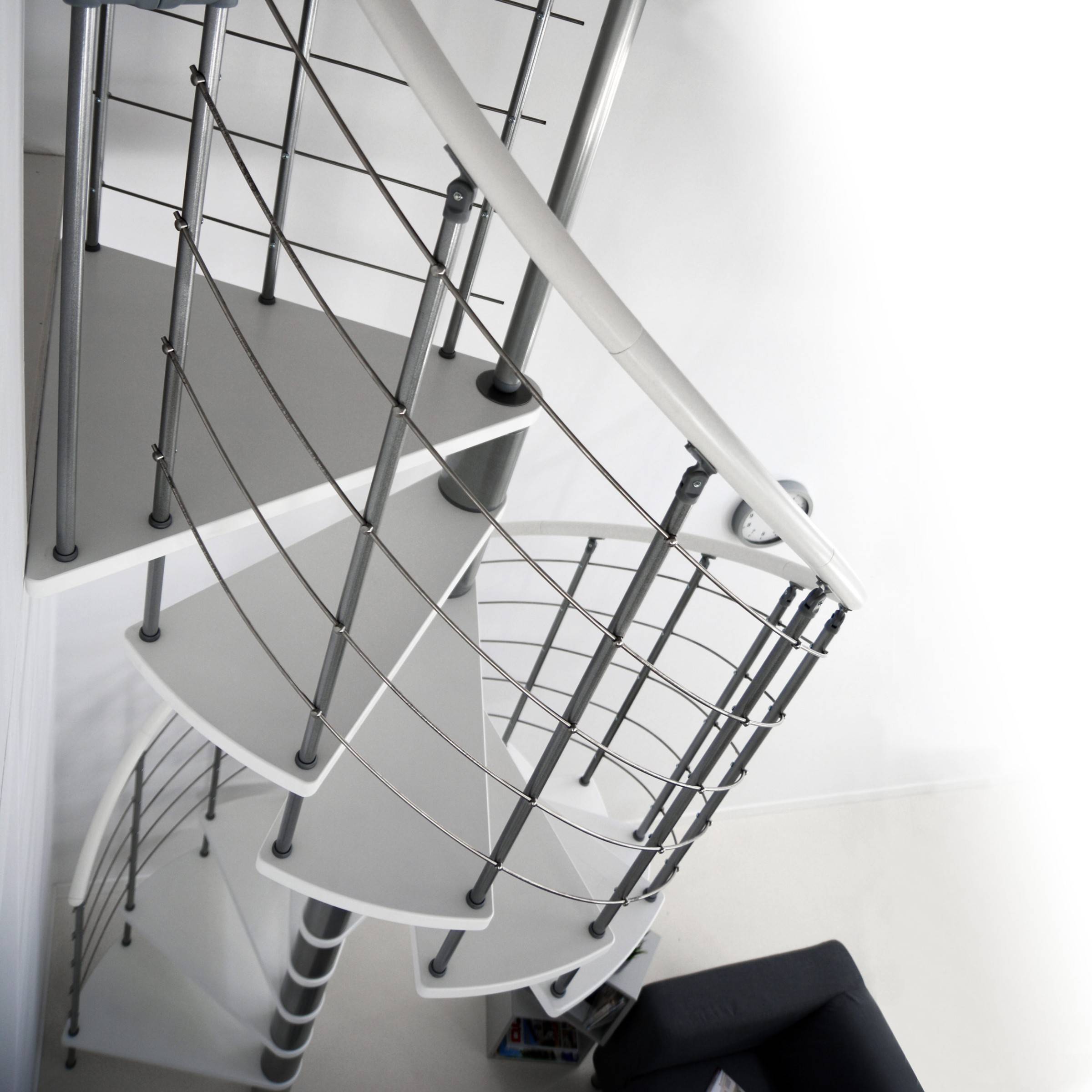 Minka Spindeltreppe Venezia Buche auf Walnuss lackiert mit Handlauf und UK in silber Ø160cm bis 309