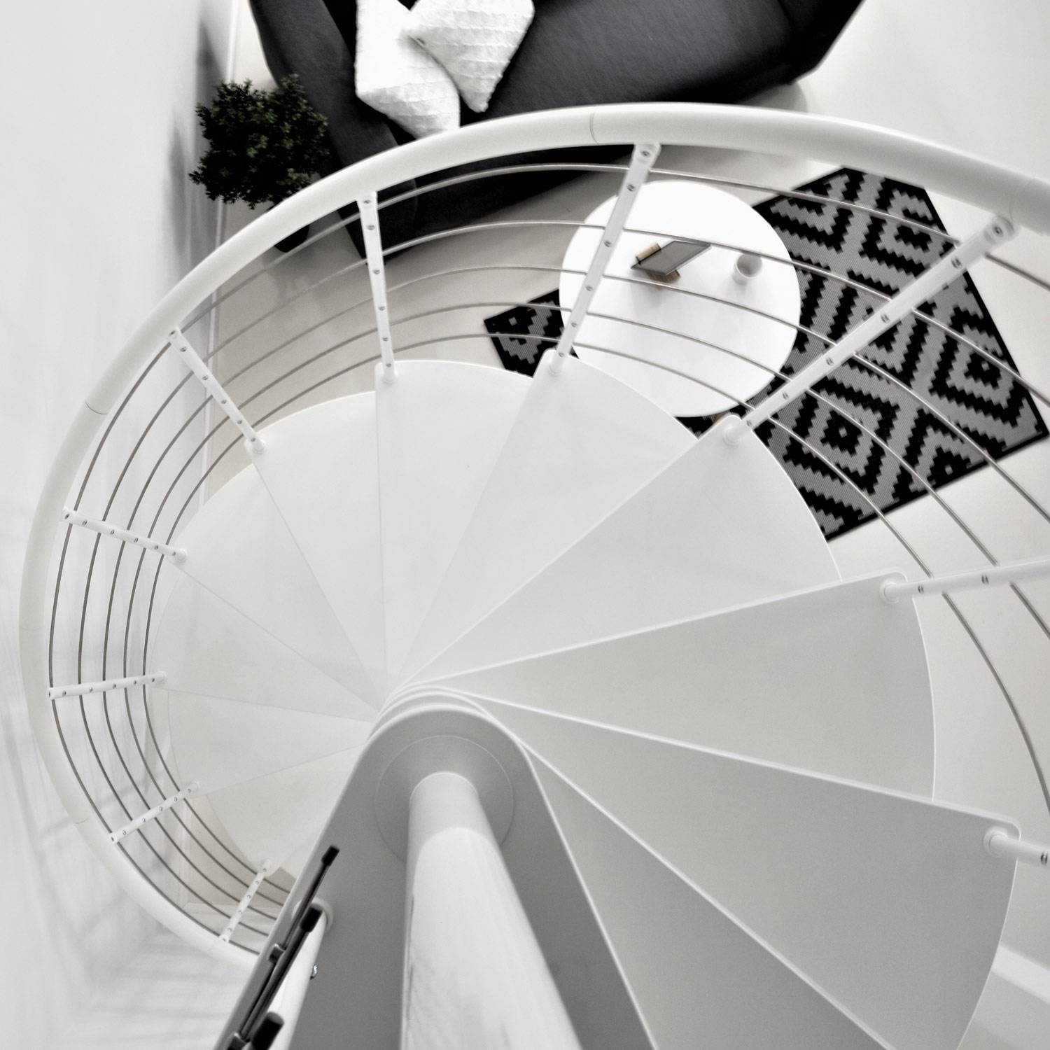 Minka Spindeltreppe Venezia Buche auf Walnuss lackiert mit Handlauf und UK in silber Ø160cm bis 309