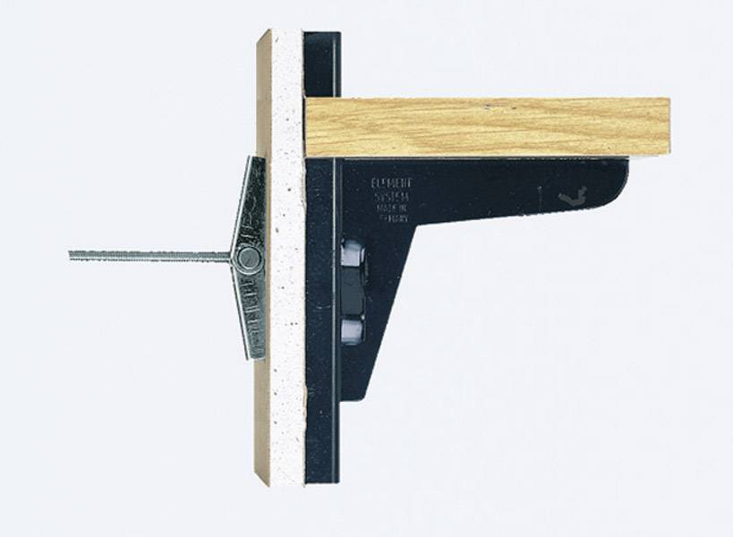 Seitenansicht einer Wandhalterung aus Metall, die ein Holzbrett trägt. Ein langer Schraubbolzen reicht durch die Halterung.