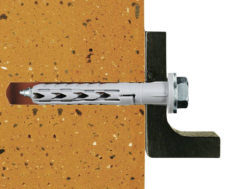 Diagramm eines Dübels in einer Wand mit einer Metallschraube und einer Halterung. Zeigt die Befestigungsmethode an einer Ziegelwand.