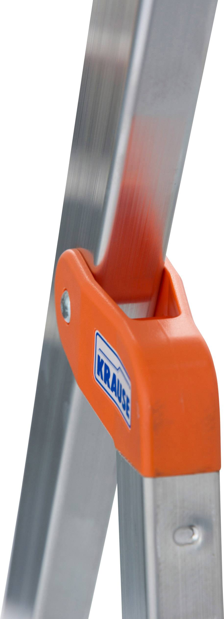 Nahaufnahme eines Teils einer Aluminiumleiter mit einer orangenen Kunststoffverbindung, darauf ein Logo mit dem Schriftzug 'KRAUSE'.