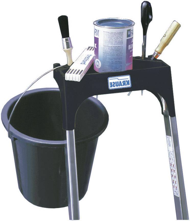 Ein schwarzer Lackierbock mit Werkzeugen und einem Farbeimer, bereit zum Streichen, steht neben einem leeren schwarzen Eimer.