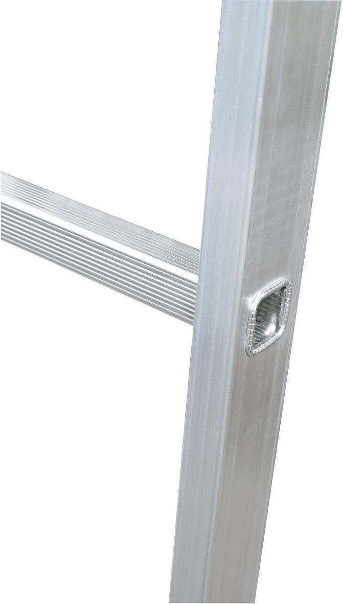 Aluminiumleiter mit stabilen, geriffelten Sprossen, die rutschfest sind. Geeignet für den sicheren Einsatz in Innen- und Außenbereichen.