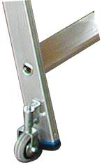 Nahaufnahme eines Metallständers mit einem kleinen Rad am unteren Ende, wahrscheinlich Teil eines transportierbaren Geräts oder Möbelstücks.