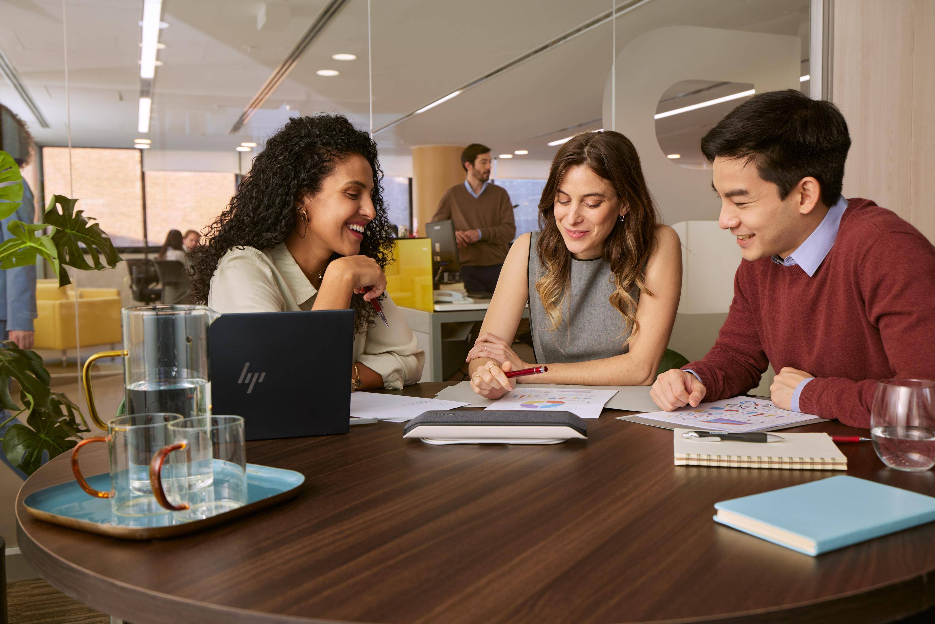 Poly Sync 40+ Konferenz Lautsprecher Teams (BT, USB-A & USB-C)