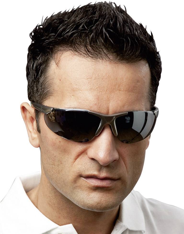 Eine Person mit kurzem dunklem Haar trägt schwarze Sonnenbrille und ein weißes Hemd. Der Hintergrund ist einfarbig weiß.
