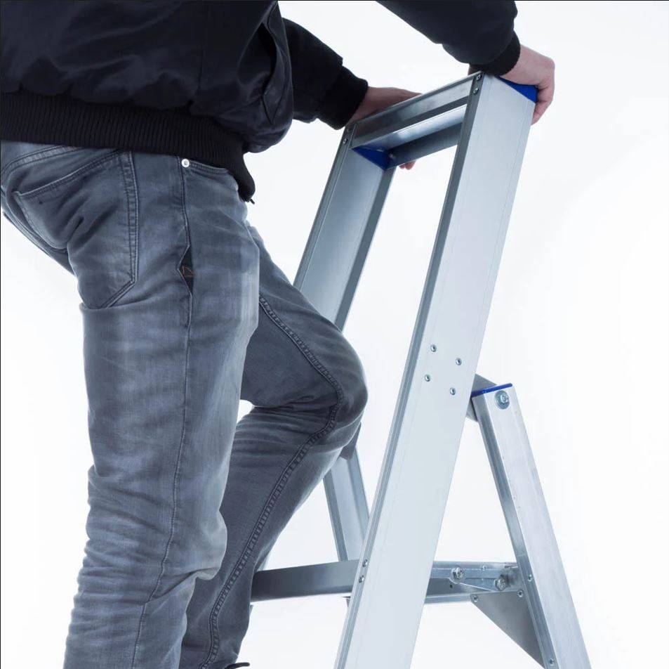 ASC Eurostairs Stufenstehleiter einseitig eloxiert mit Plattform 4 Stufen
