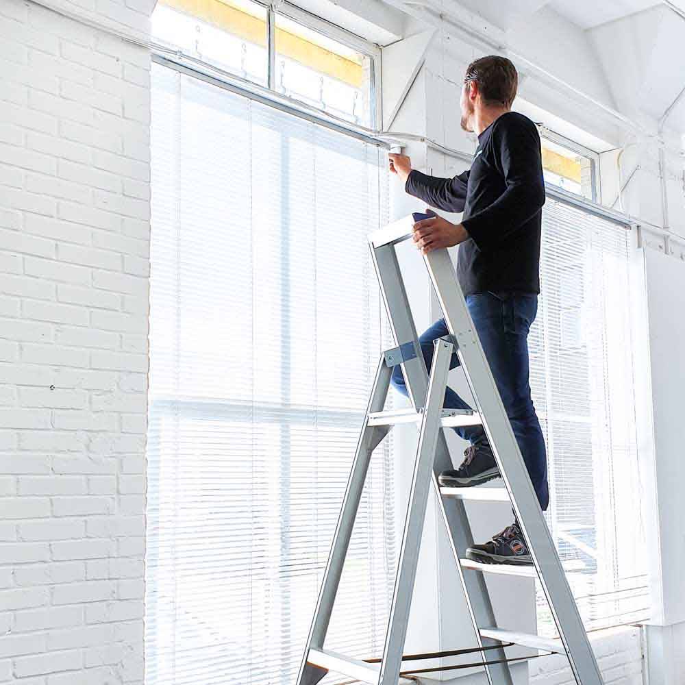 ASC Eurostairs Stufenstehleiter einseitig eloxiert mit Plattform 4 Stufen
