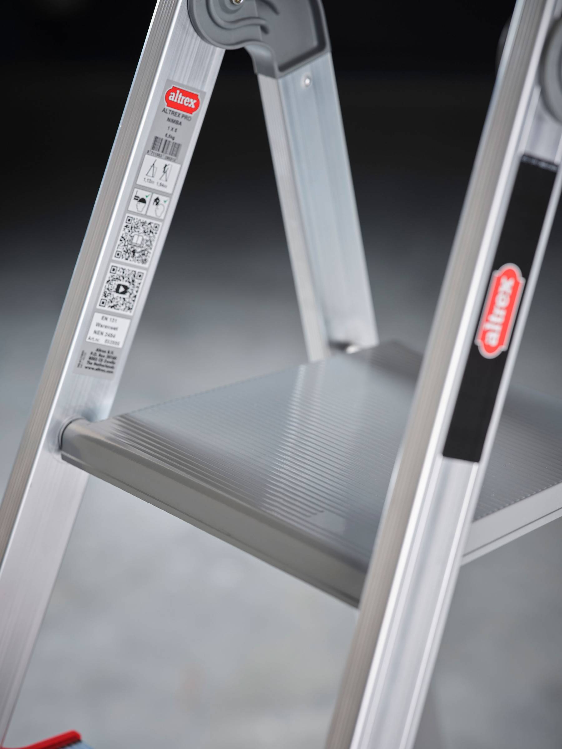 Altrex Nimba Stufenstehleiter einseitig begehbar 8 Stufen