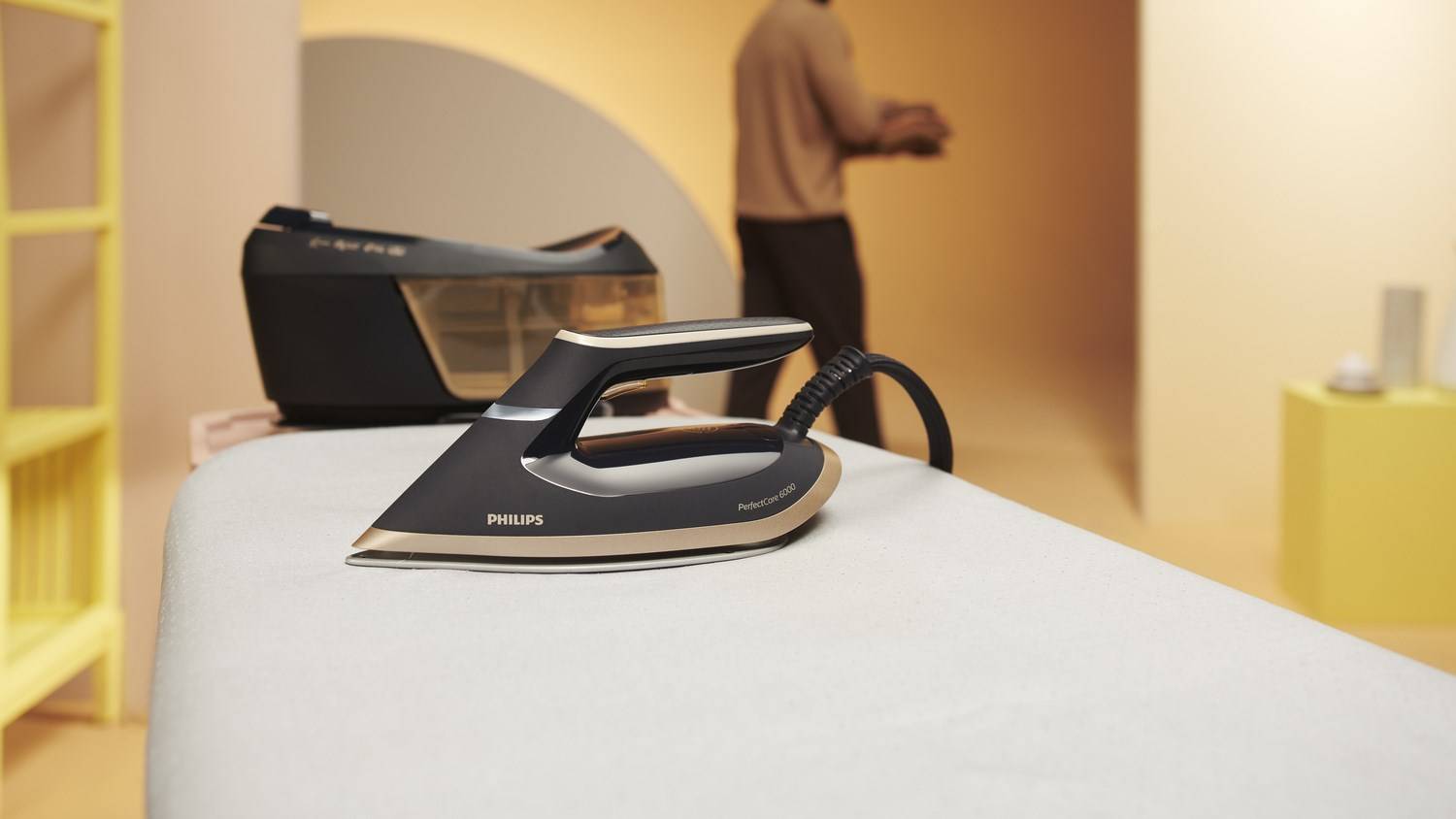 Philips Iron Station PSG6064 80 PerfectCare Steamglide black gold