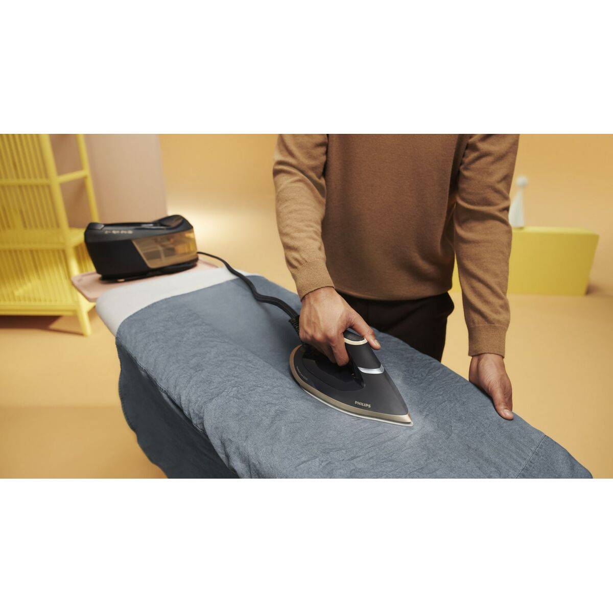 Philips Iron Station PSG6064 80 PerfectCare Steamglide black gold