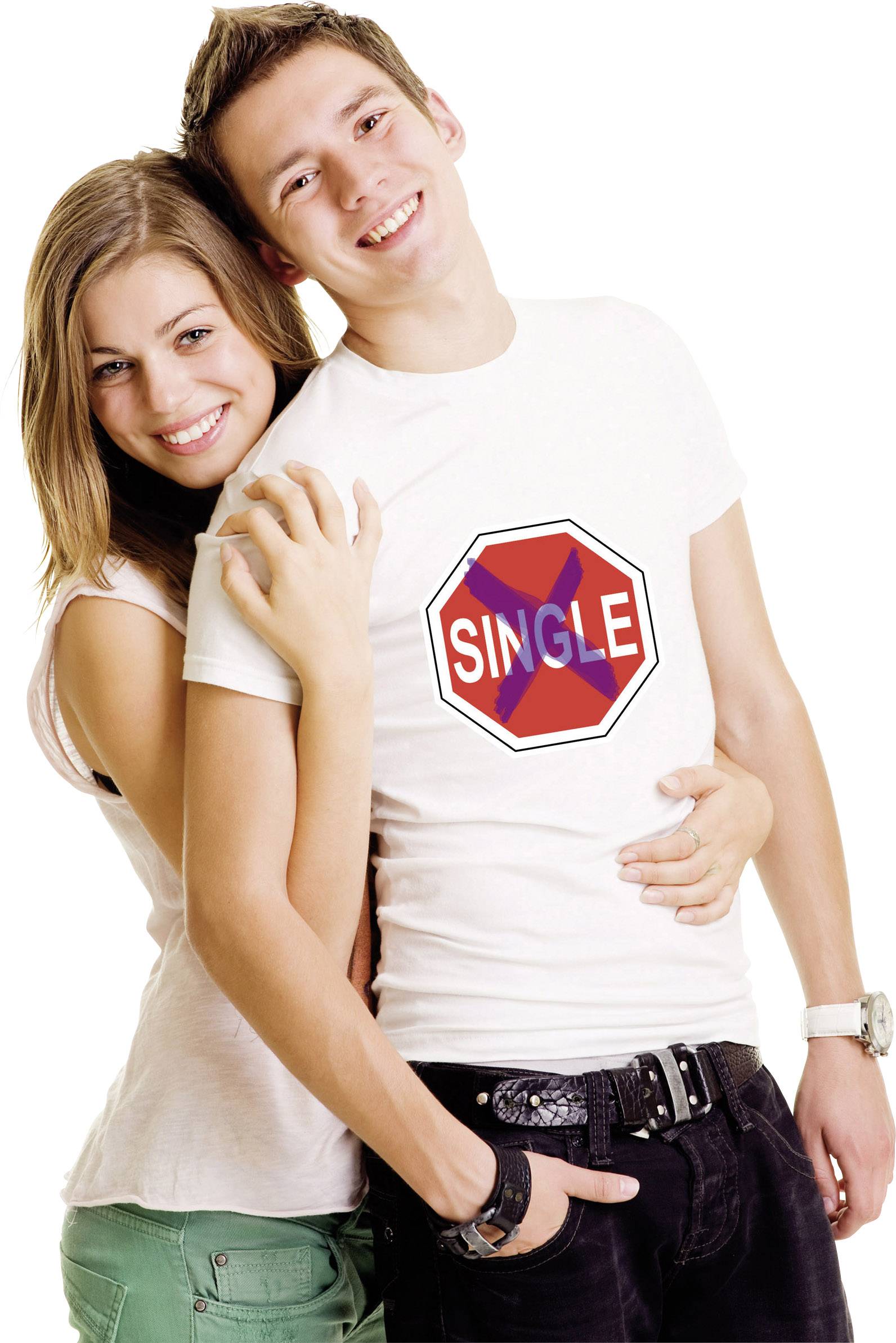 Ein lächelndes Paar umarmt sich, während die Person vorne ein T-Shirt mit einem durchgestrichenen 'Single'-Symbol trägt.