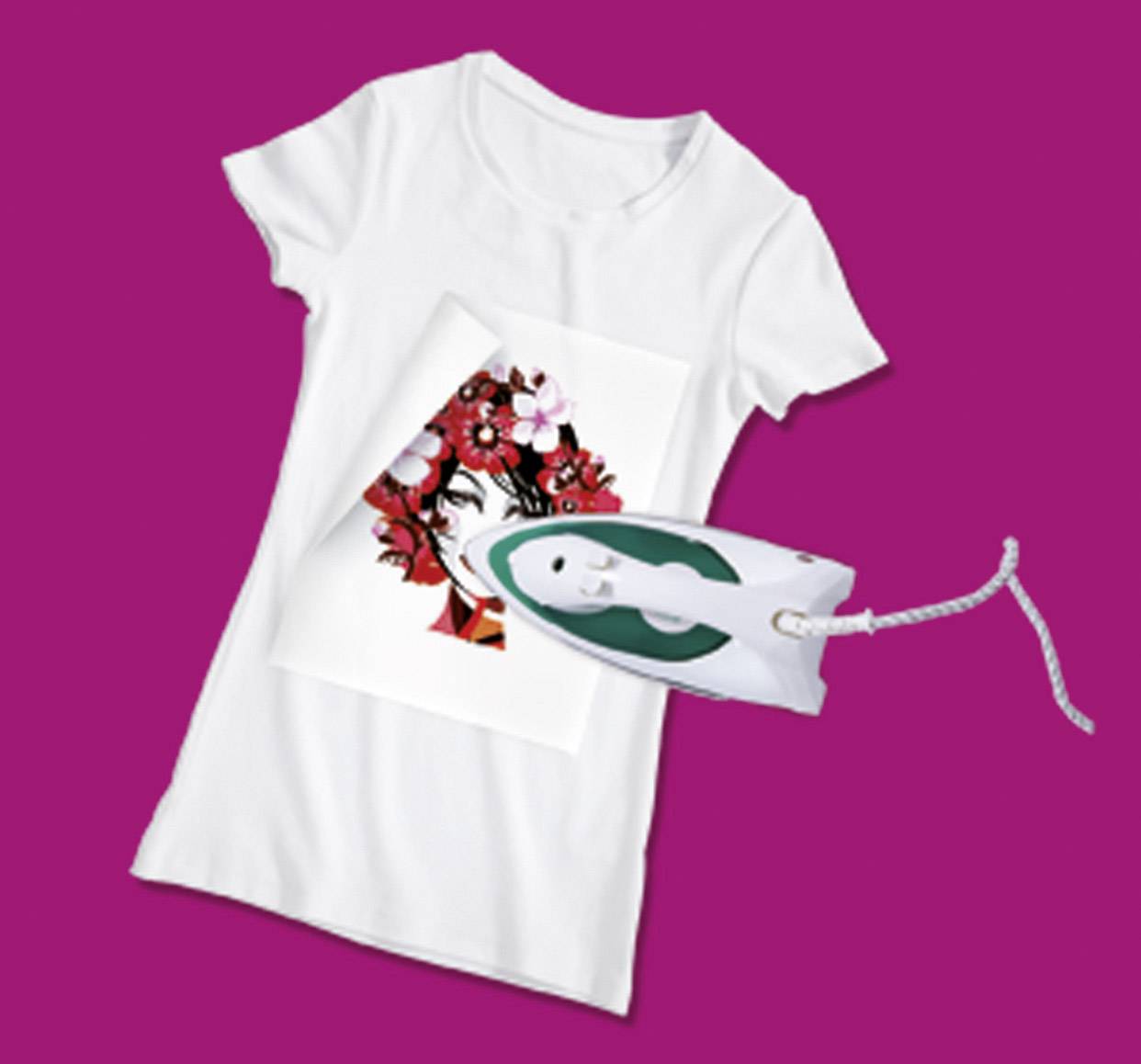 Ein weißes T-Shirt mit einem bunten Blumenmotiv wird auf einem pinken Hintergrund neben einem Bügeleisen gezeigt.