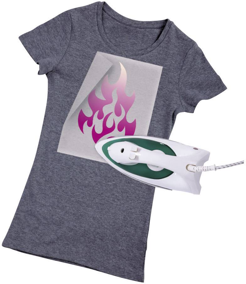 Ein graues T-Shirt mit einem pinkfarbenen Flammenmotiv wird gebügelt.