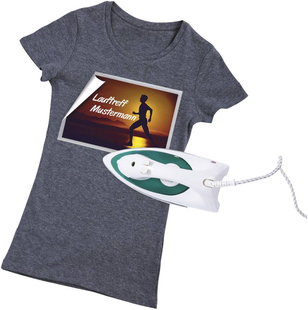 Ein graues T-Shirt mit einem Bild eines Joggers bei Sonnenuntergang und dem Text 'Lauftreff Mustermann'. Ein Bügeleisen liegt daneben.