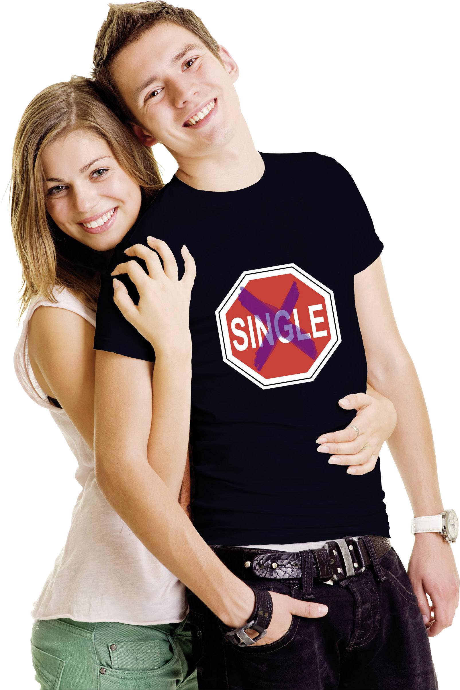 Junger Mann und Frau umarmen sich lächelnd. Der Mann trägt ein schwarzes T-Shirt mit einem 