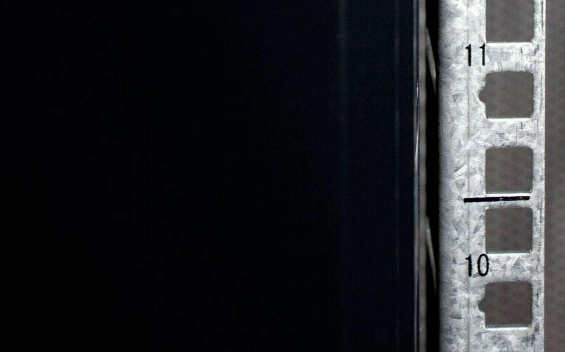 Danicom - 18 HE 19” Serverschrank, mit perforierter Fronttür (BxTxH) 600 x 600 x 1000mm