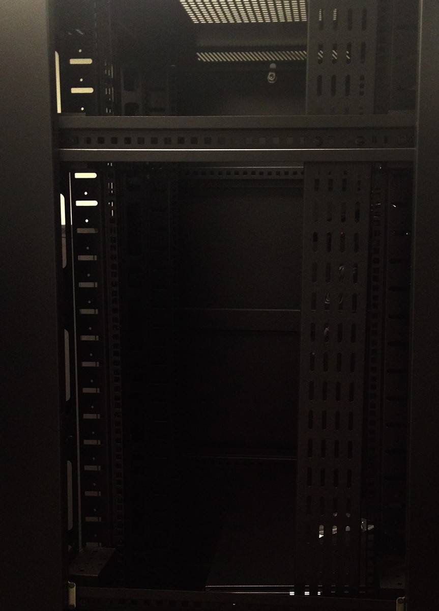 Danicom - 32 HE vertikale Kabelführungsleiste - 10 cm breit