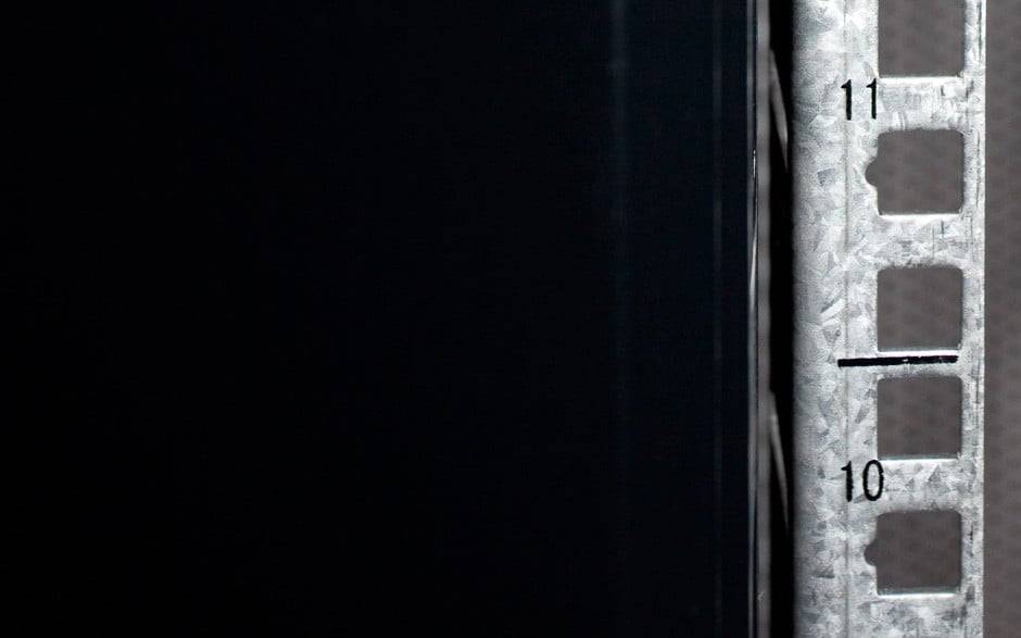 Danicom - 18 HE 19” Serverschrank, mit perforierter Fronttür (BxTxH) 600 x 600 x 1000mm