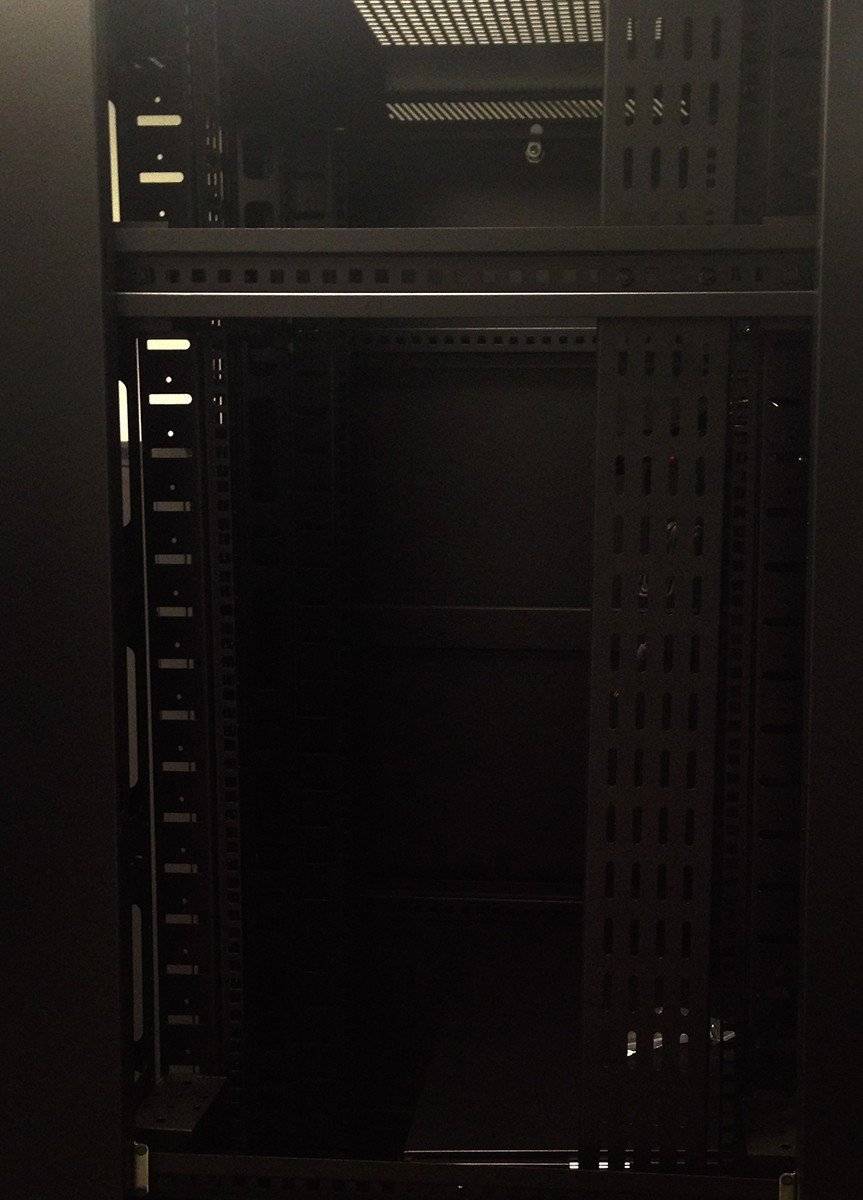 Danicom - 18 HE vertikale Kabelführungsleiste - 10 cm breit