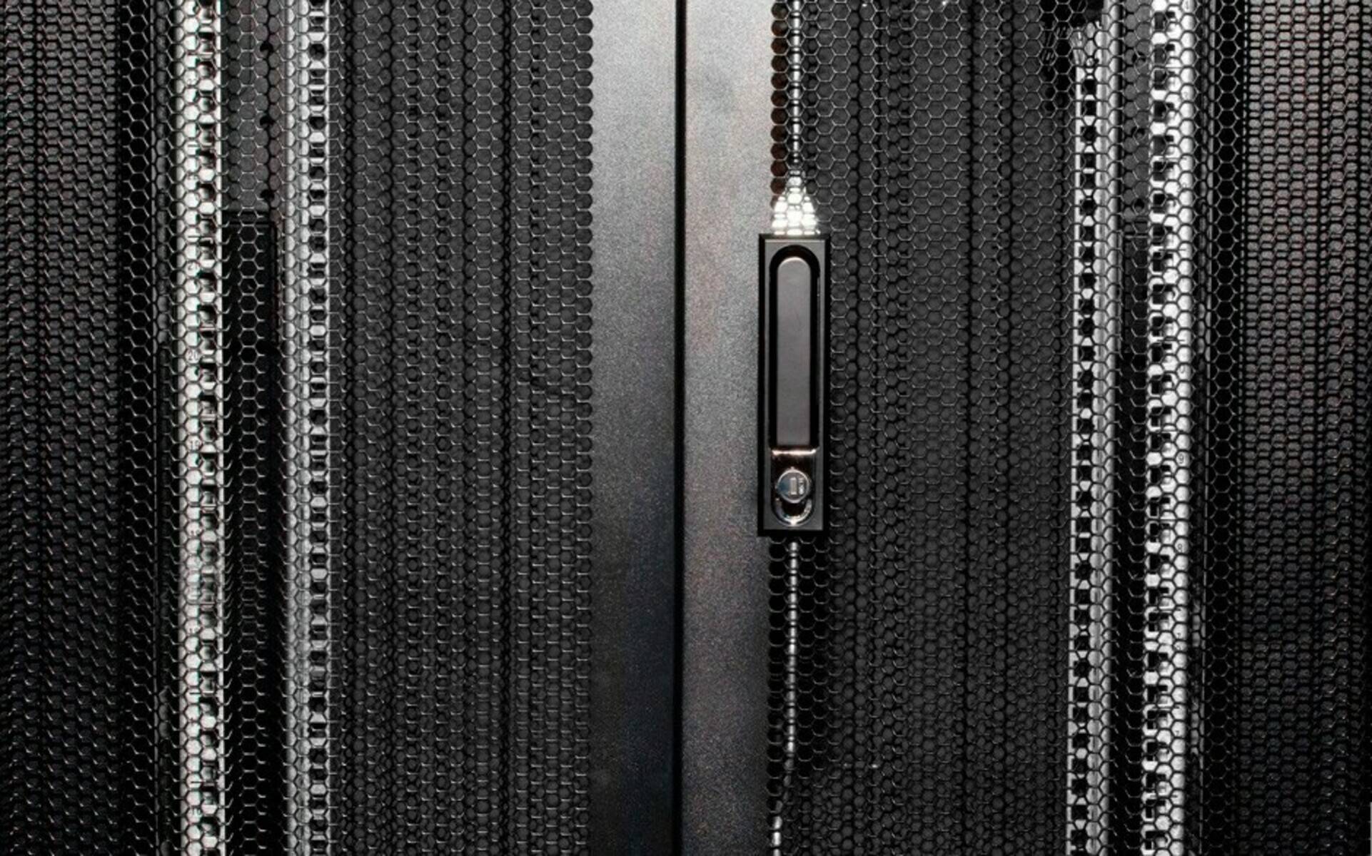 Danicom - 47 HE 19” Serverschrank, mit perforierter Fronttür (BxTxH) 800 x 800 x 2200mm