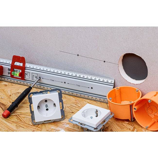 Schneid- und Markierlineal mit Griff und Wasserwaage 750 mm