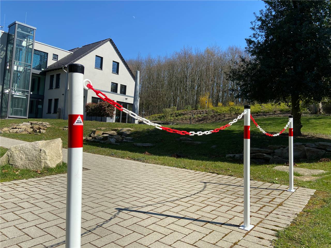 Schake 4042E/2 Absperrpfosten Stahlrohr Ø 42 x 2,5 mm ortsfest zum Einschlagen feuerverzinkt mit 2 Ösen