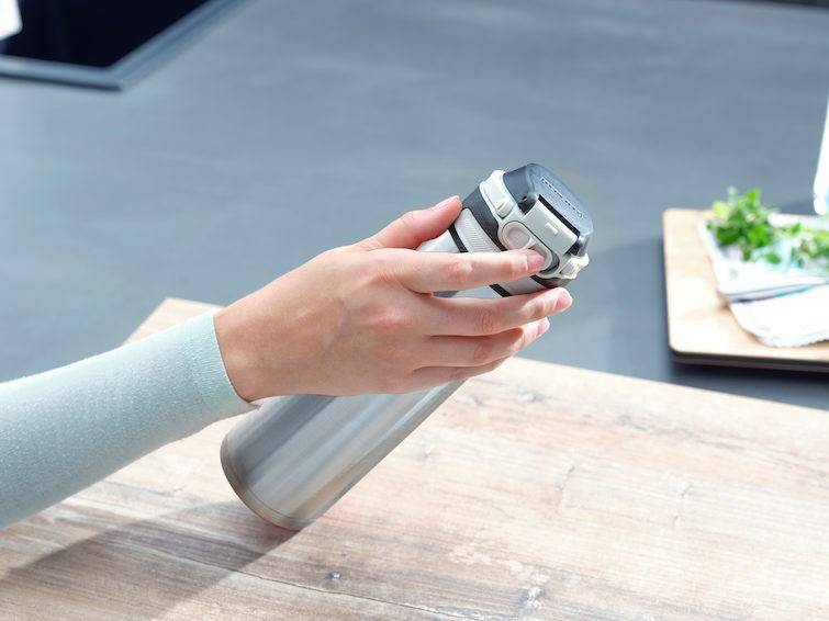 Leifheit 3272 Thermobecher Flip 600ml, Kaffeebecher 100% dicht, silber