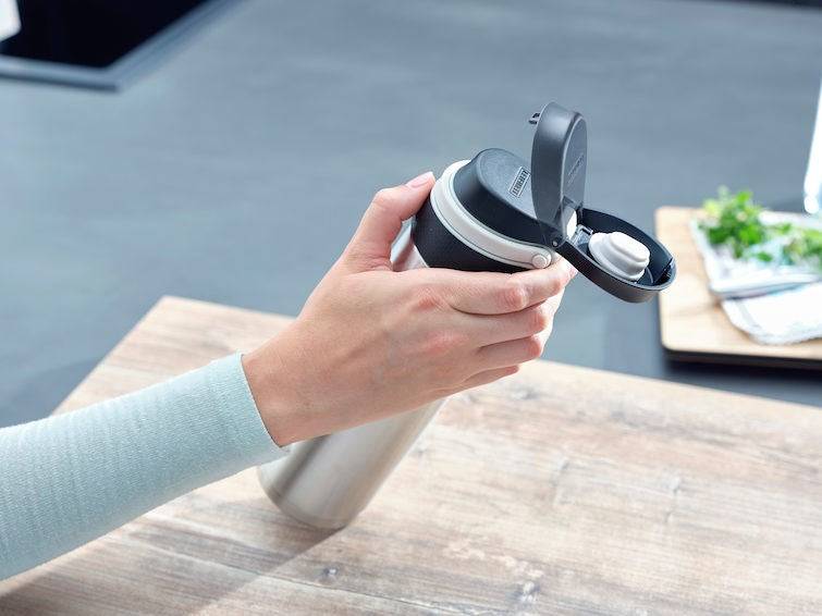 Leifheit 3272 Thermobecher Flip 600ml, Kaffeebecher 100% dicht, silber