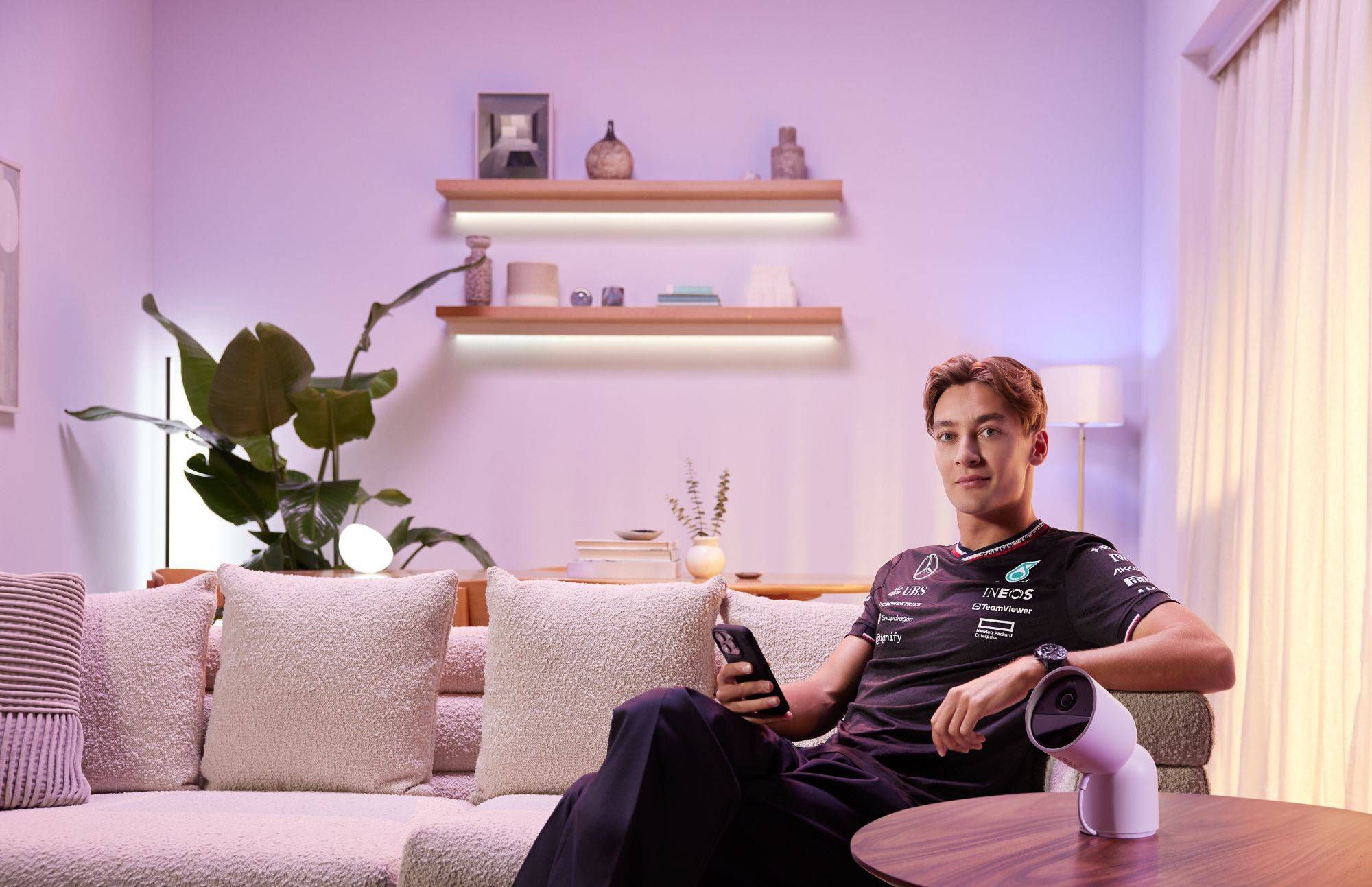 Philips Secure kabelgebundene Kamera mit Standfuss Weiss - Netzwerkkamera