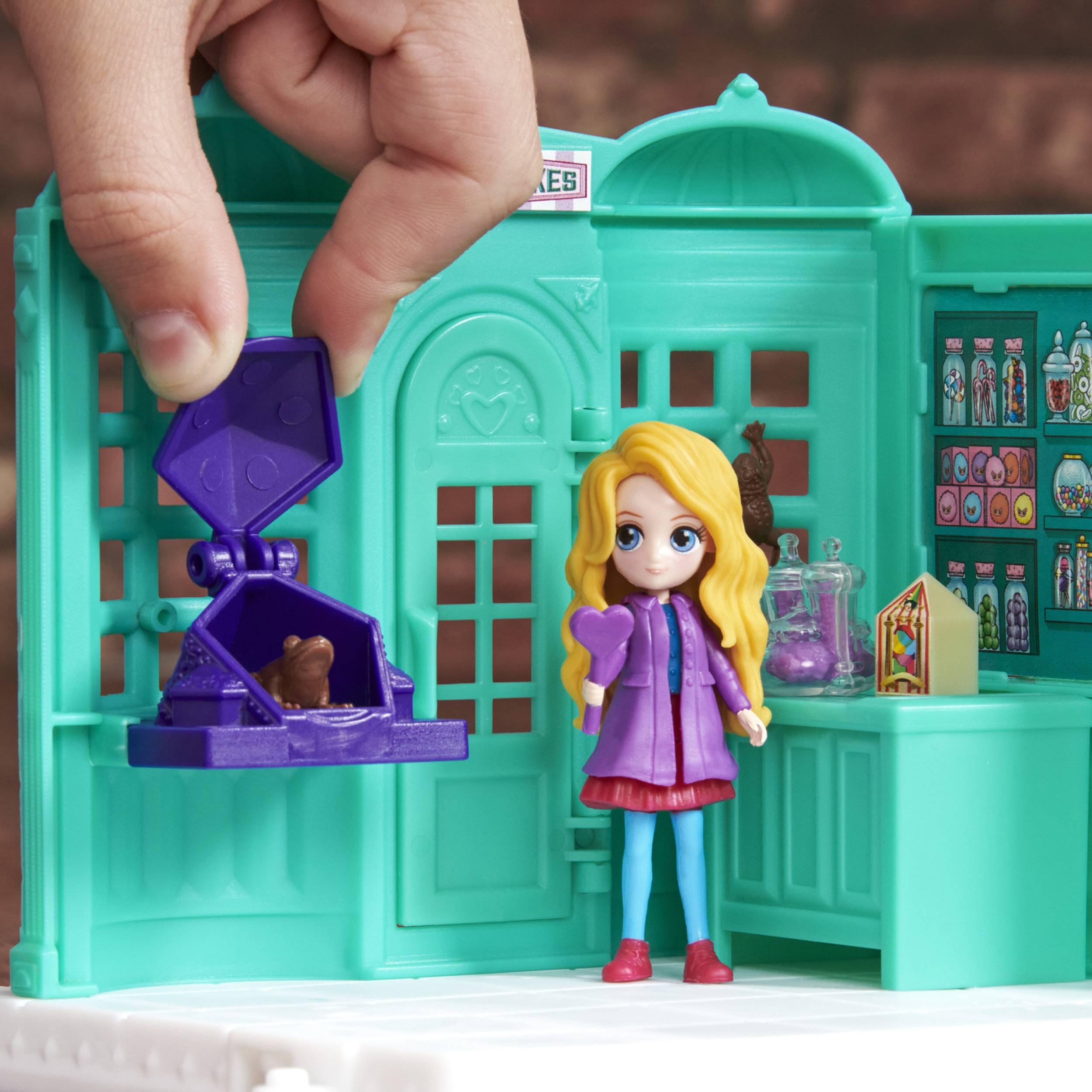 Spin Master Wizarding World Harry Potter - Honeydukes (Honigtopf) Spielset mit Luna Lovegood und