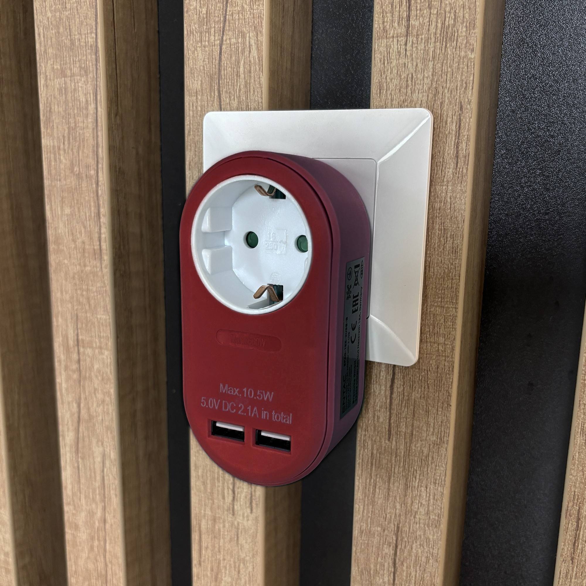 Entac Steckdosenadapter + 2x USB-A burgundy Multimedia-Technik Adapter
