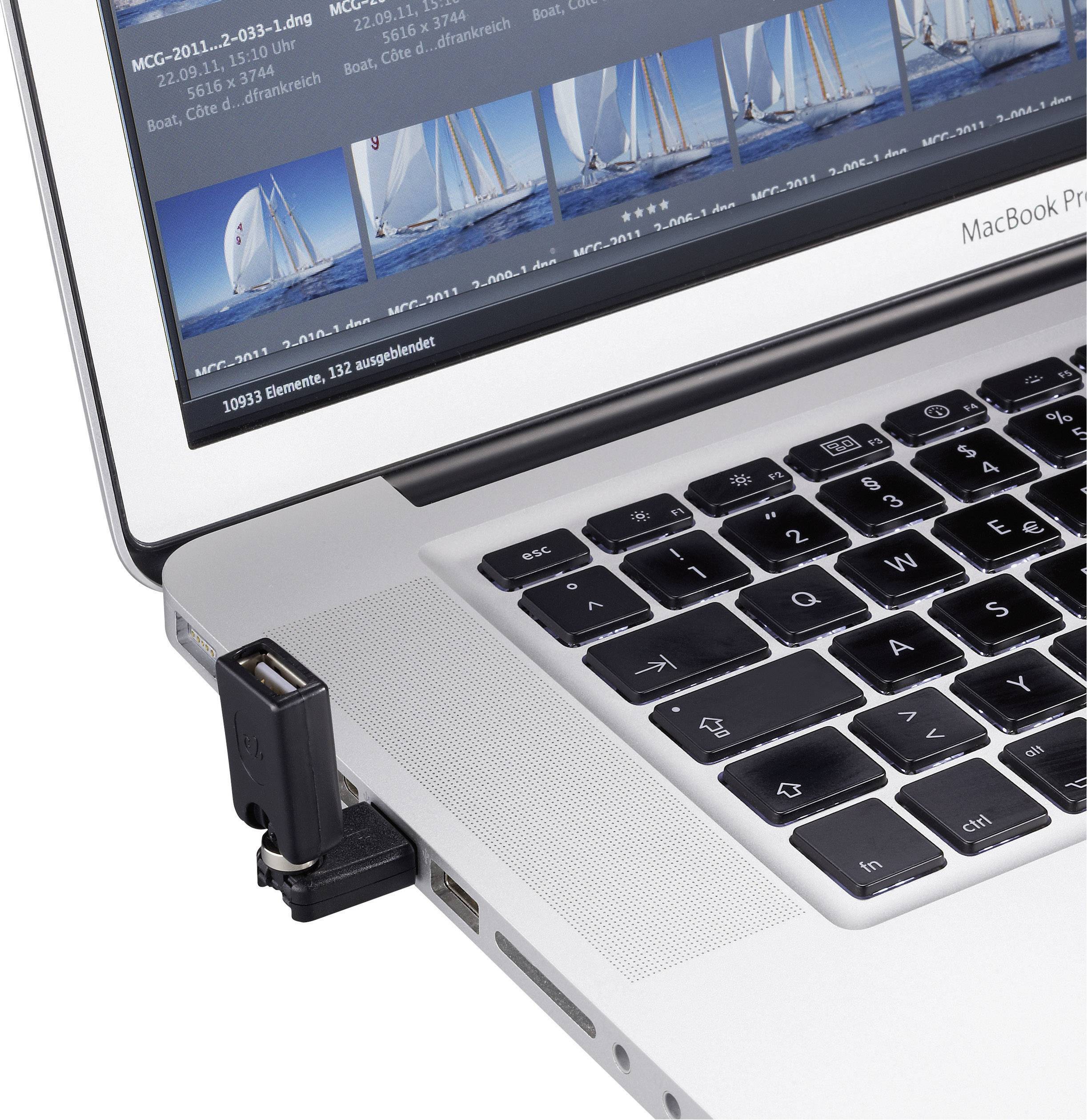 Ein Laptop mit einer USB-Verlängerung, an die ein kleiner USB-Dongle angeschlossen ist. Auf dem Bildschirm sind Segelbootbilder sichtbar.