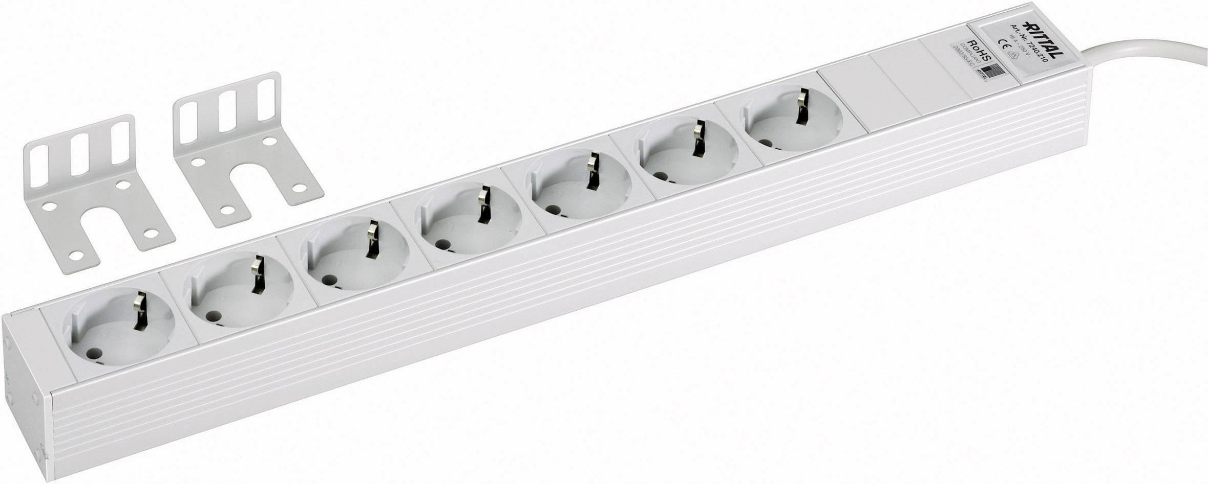 Weiße Steckdosenleiste mit sechs Steckplätzen und einem Kabel, daneben zwei metallene Halterungen zur Wandbefestigung.