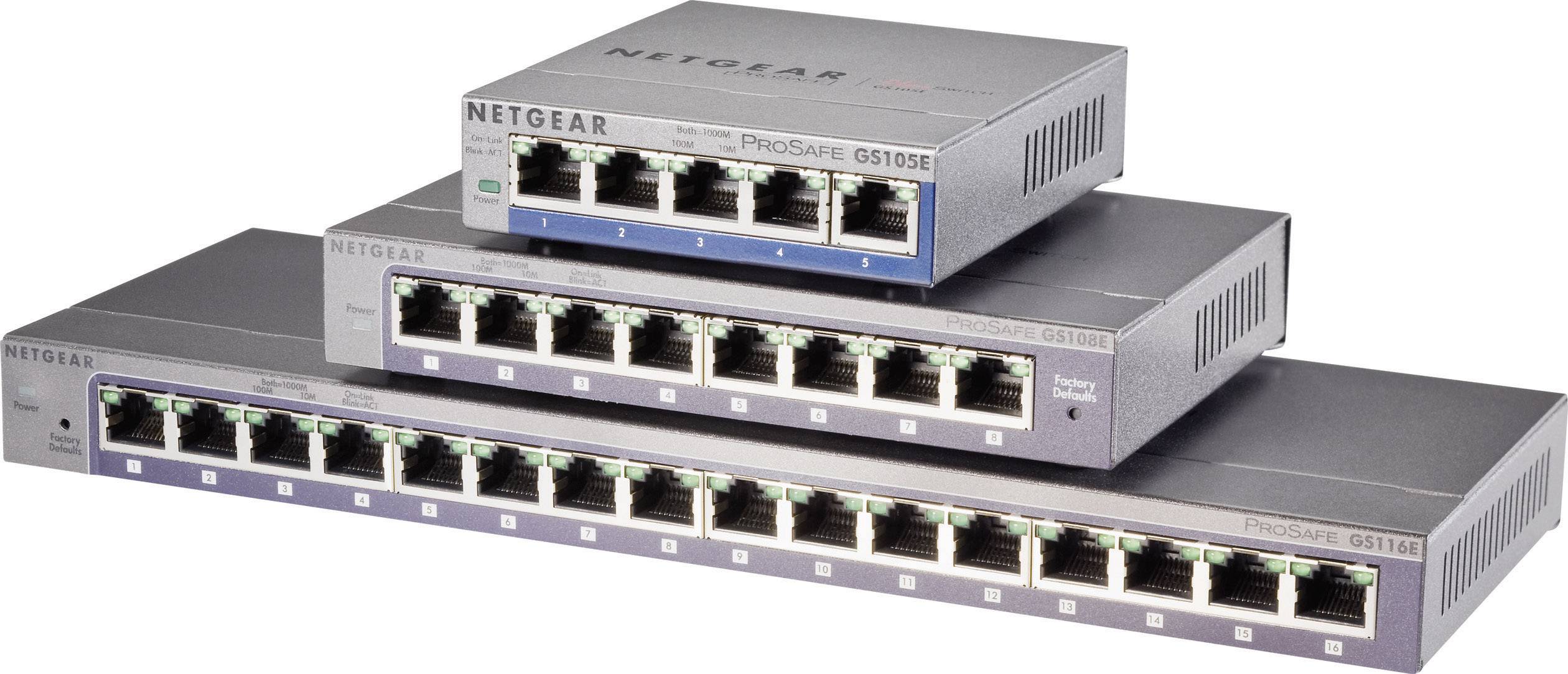 Drei Netzwerk-Switches von NETGEAR, gestapelt in absteigender Größe. Jeder hat mehrere Ethernet-Ports zur Netzwerkverbindung.