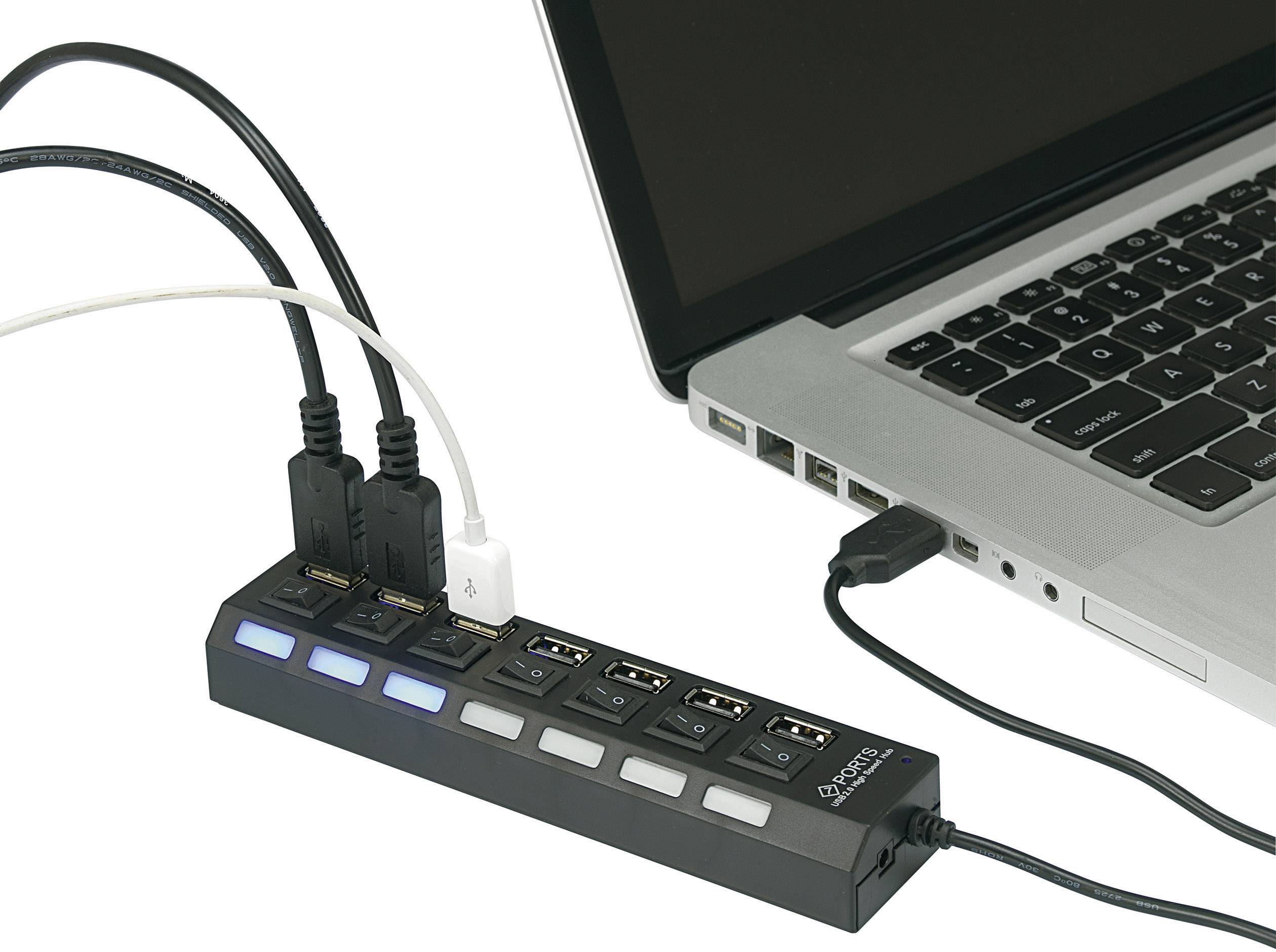 Ein Laptop ist mit einem USB-Hub verbunden, der mehrere Kabel anschließt. Der Hub hat beleuchtete Schalter für jede Verbindung.